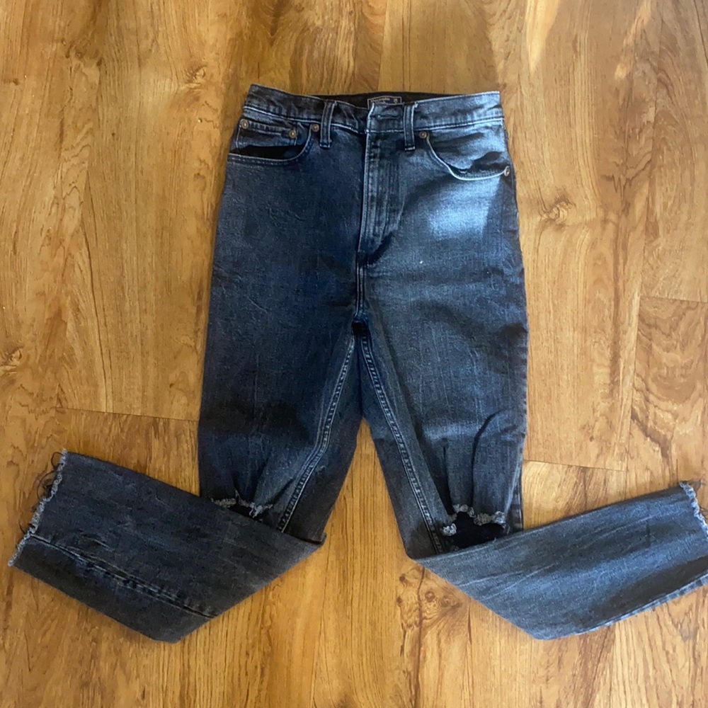 ABERCROMBIE AND FITCH ULTRA HIGH RISE MOM JEANS SIZE 26